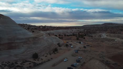 Vehículos-De-Camping-Estacionados-En-El-Comienzo-Del-Sendero-De-La-Casa-Blanca-Y-En-El-Campamento-Cerca-De-La-Colina-De-Arenisca-Al-Amanecer-En-Utah