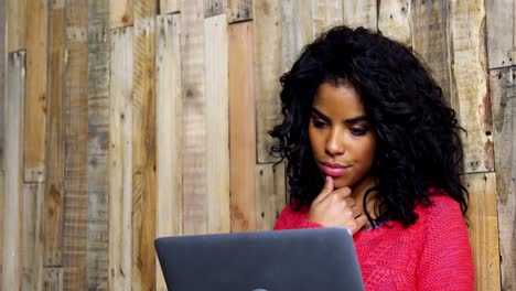 hermosa mujer usando laptop