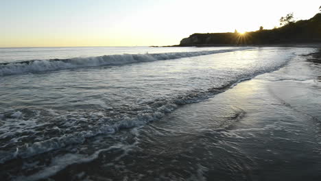 Ein-Solo-Surfer,-Der-Am-Refugio-State-Beach-An-Der-Küste-Von-Gaviota-In-Der-Nähe-Von-Santa-Barbara,-Kalifornien,-Eine-Welle-Fängt-2