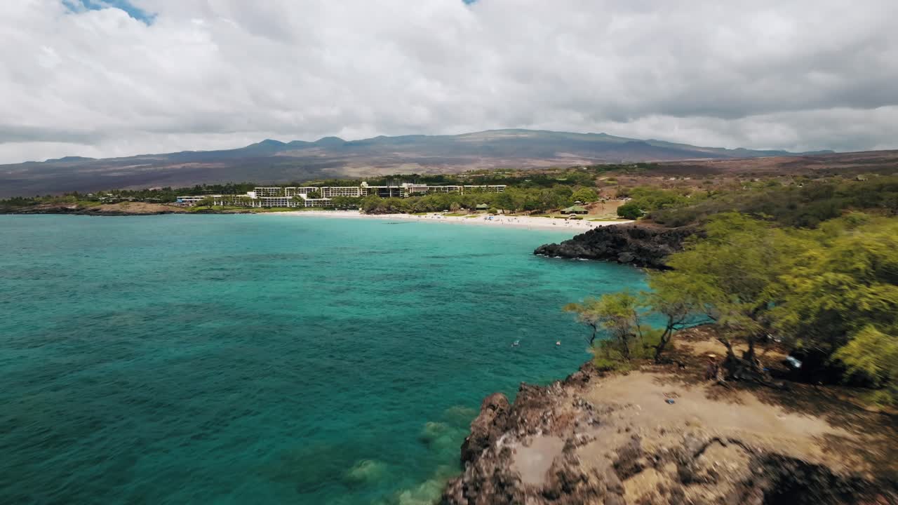 Paesaggio scenografico della spiaggia di Hapuna con turisti sulla riva durante l'estate alle Hawaii - ripresa aerea