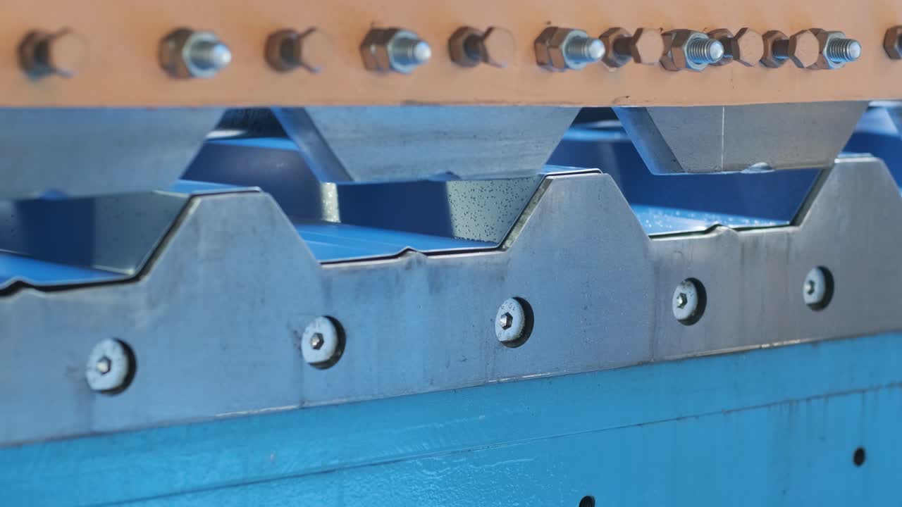 máquina de formación de láminas metálicas en la fábrica moderna de metalurgia.