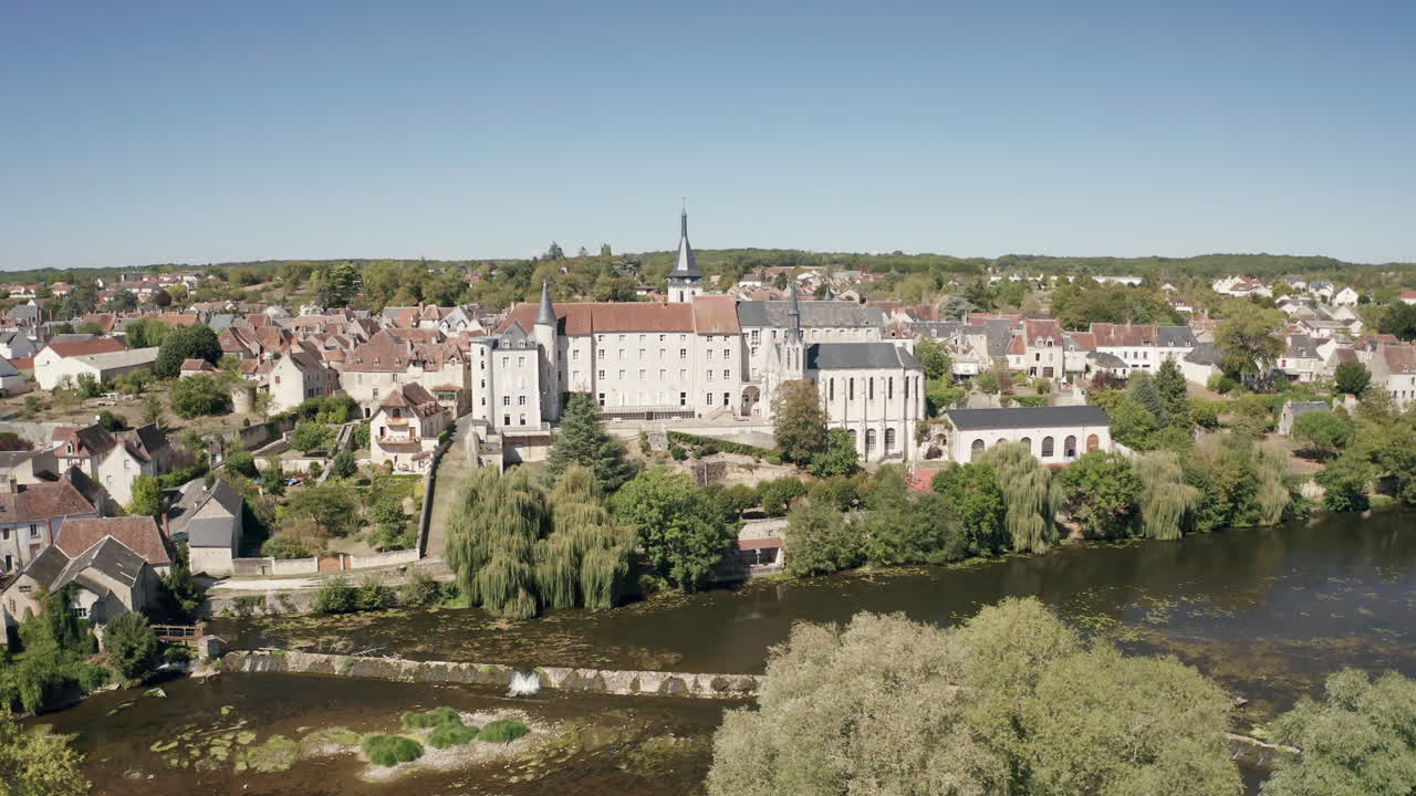 Vista aérea con dron de la ciudad de Saint Gaultier a orillas del río Creuse en Indre, Francia