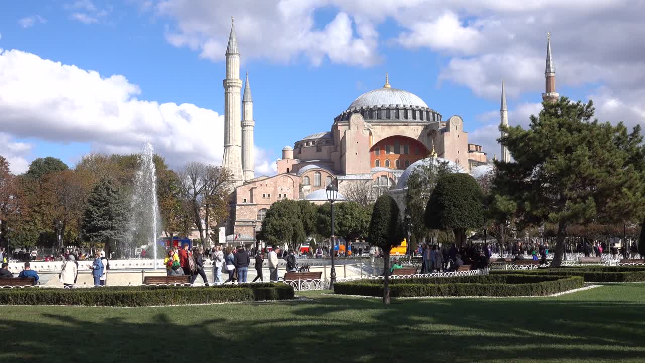 hagia sophia de estambul en la plaza sultanahmet, la gente está caminando descansando en un banco. pavo