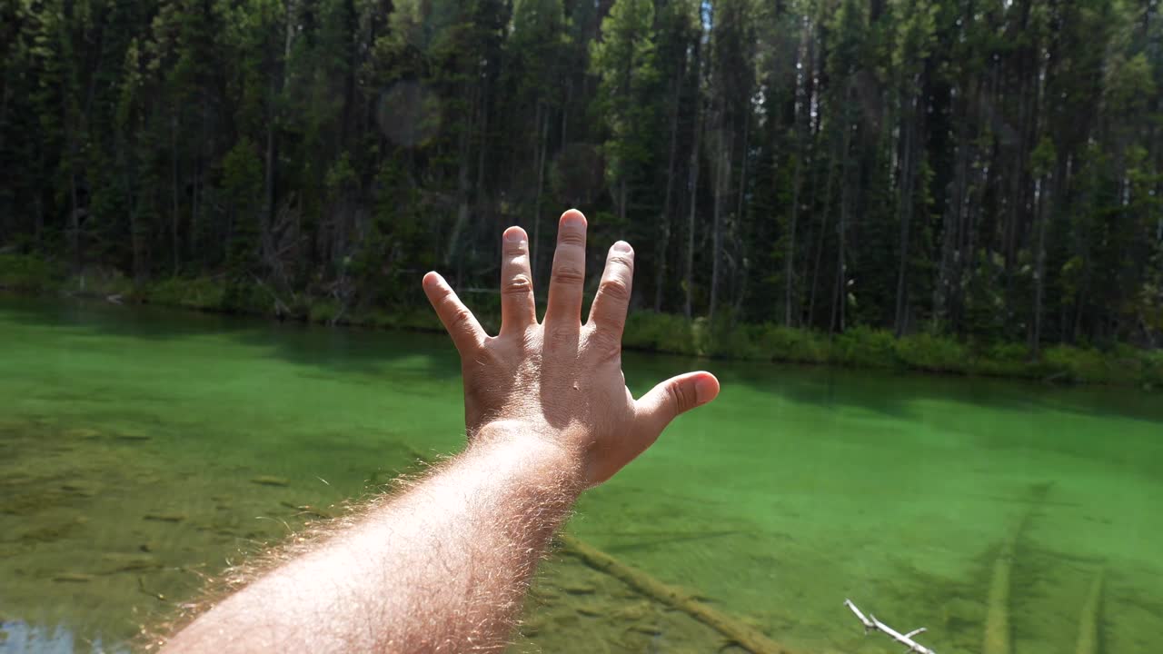 Mano di fronte a un lago