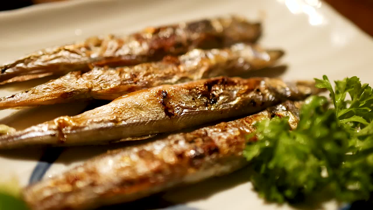 delicioso pescado a la parrilla servido con verduras frescas