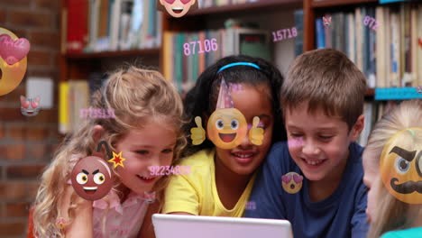 múltiples números cambiantes y emojis faciales flotando contra los estudiantes que usan tablets digitales en la escuela