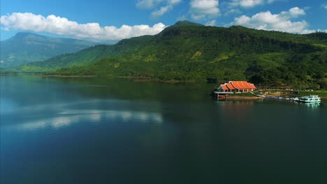 Aéreo-Selva-Asiática-Lago-Laos-Nam-Ngum-Embalse-Recurso-Paso-Elevado-Drone