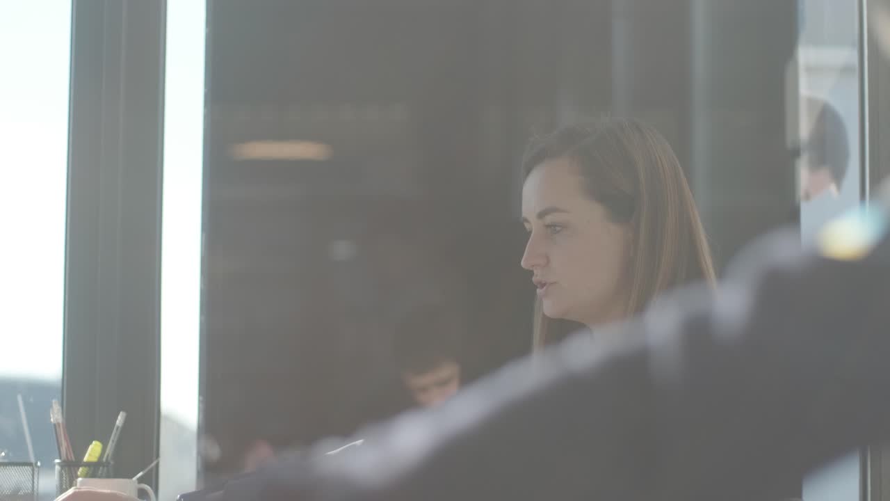 사무실에서 책상에서 일하는 자동차 서비스 관리자