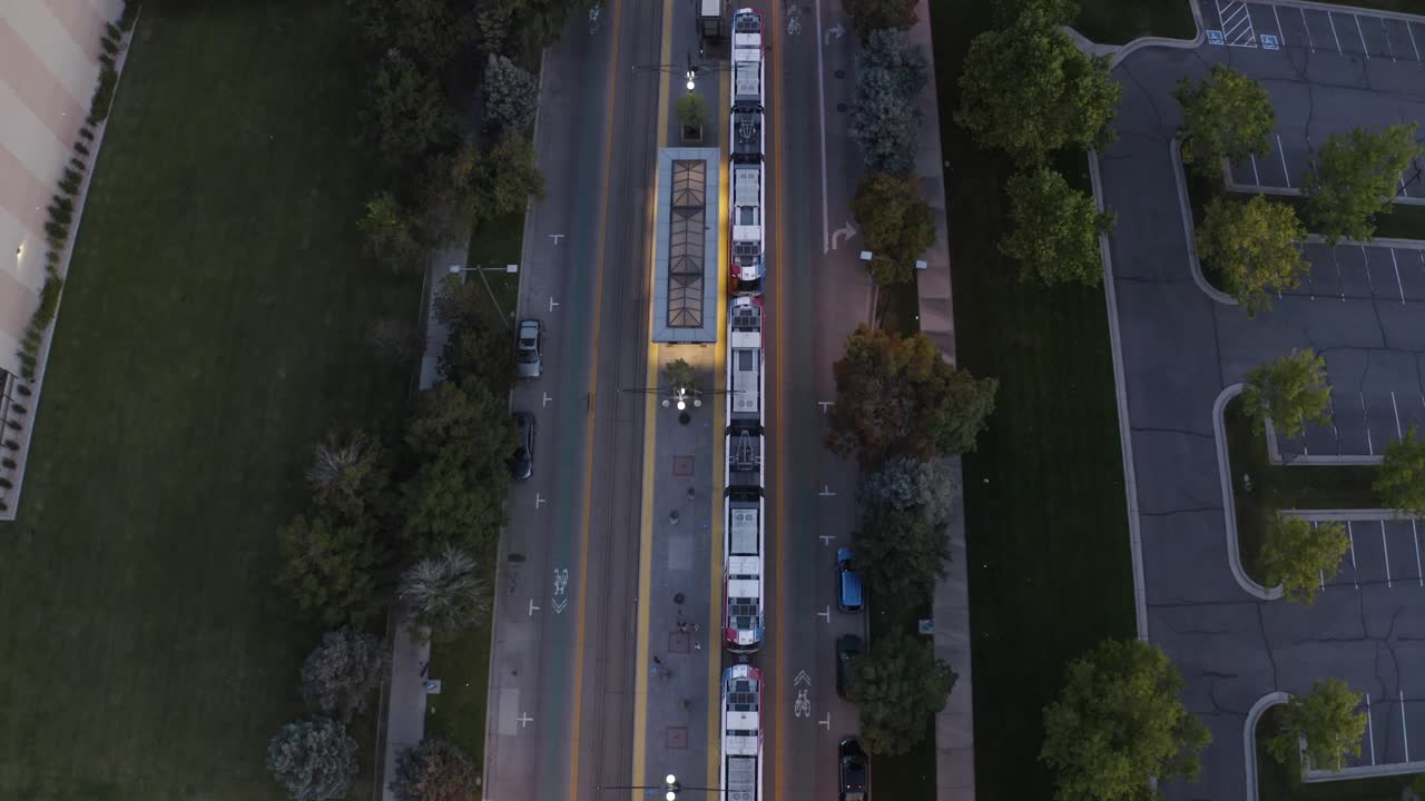 저녁에 통근자들을 태우고 주차된 케이블카의 오버헤드 조감도