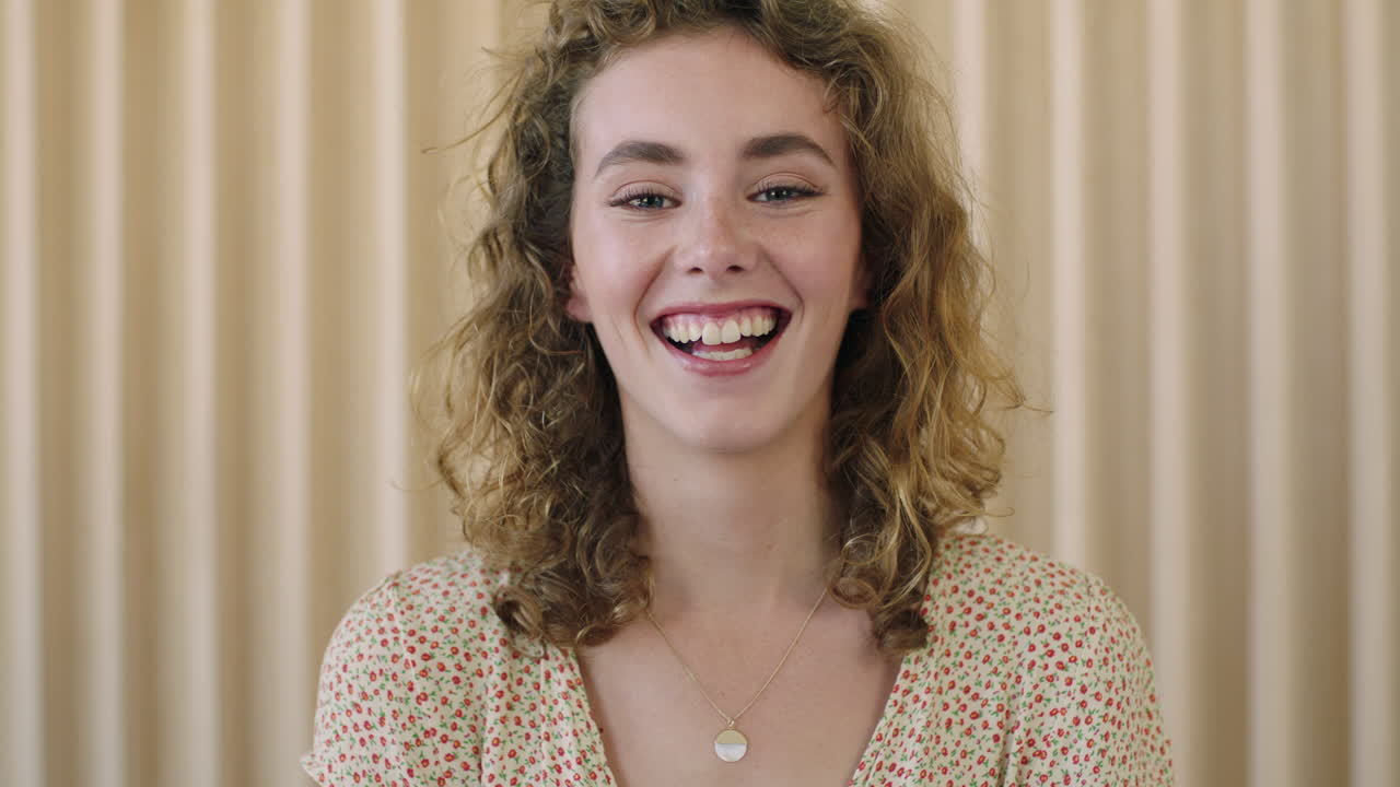 retrato en cámara lenta de una hermosa mujer roja joven sonriendo feliz mirando a la cámara independiente despreocupada disfrutando de un estilo de vida positivo
