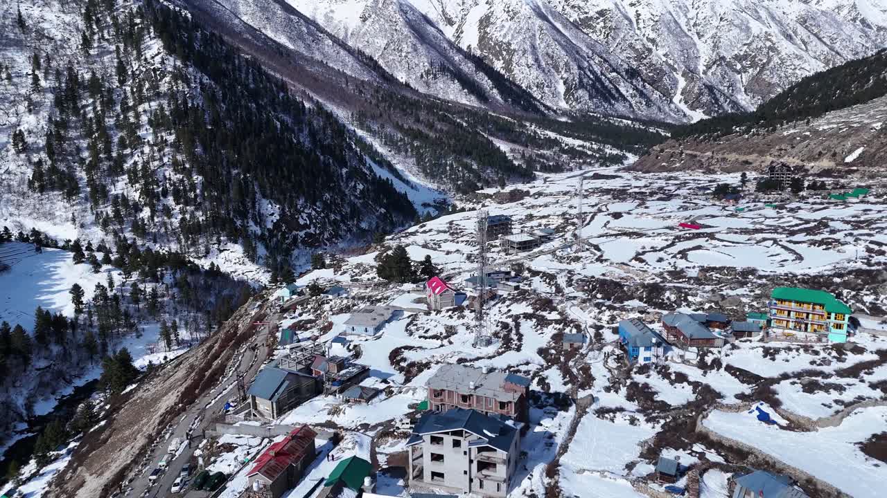 산의 겨울 마을