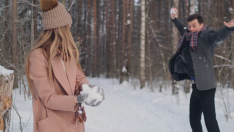 Junges-Paar-Spielt-Draußen.-Wintersaison.