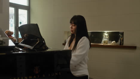 Hübsches-Asiatisches-Mädchen,-Das-Zu-Hause-Klavier-übt