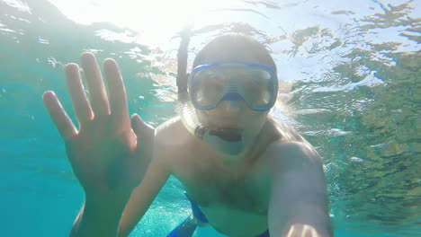 Taucher-Macht-Selfie-Und-Winkt-In-Die-Kamera---Unterwasser