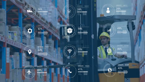 trabajador de almacén que opera una carretilla elevadora, animación de procesamiento de datos logísticos sobre el fondo del almacén