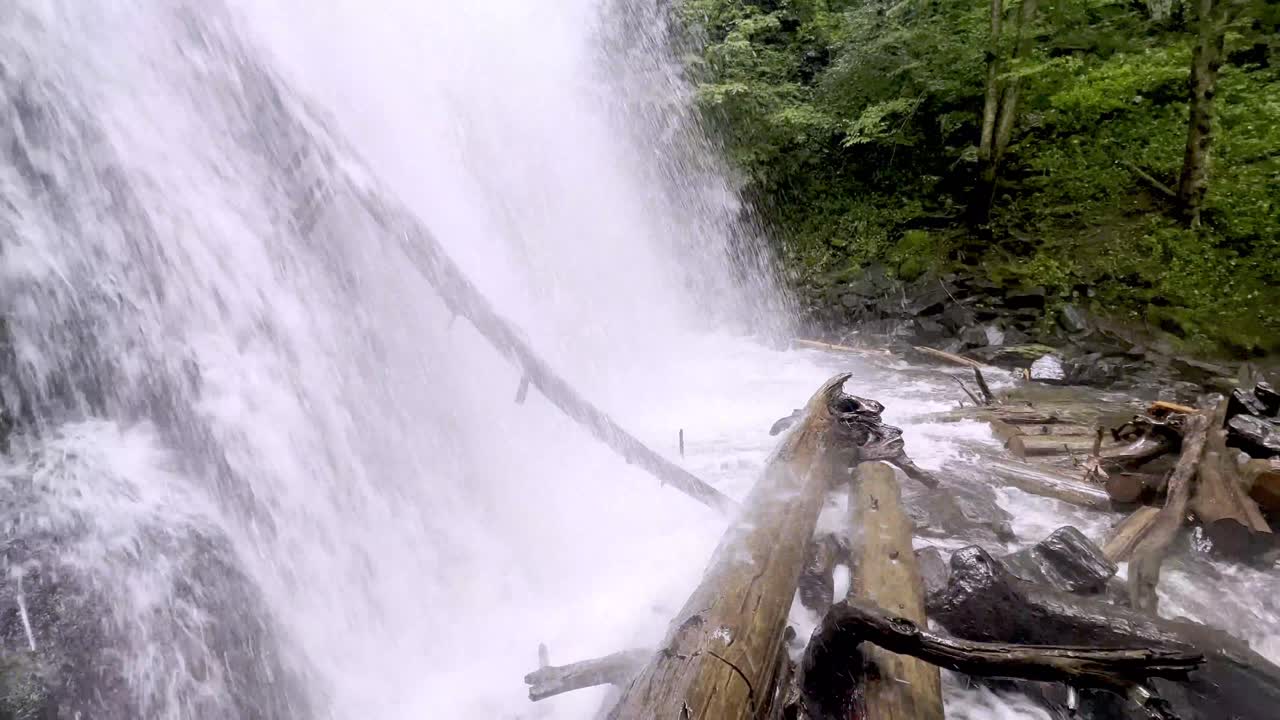 nc, 노스 캐롤라이나의 crabtree falls의 꼭대기에 물이 굴러갑니다.