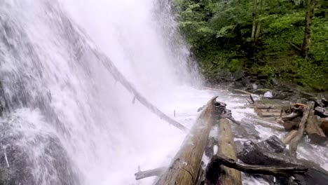 el agua rueda sobre la cresta de crabtree falls en nc, carolina del norte