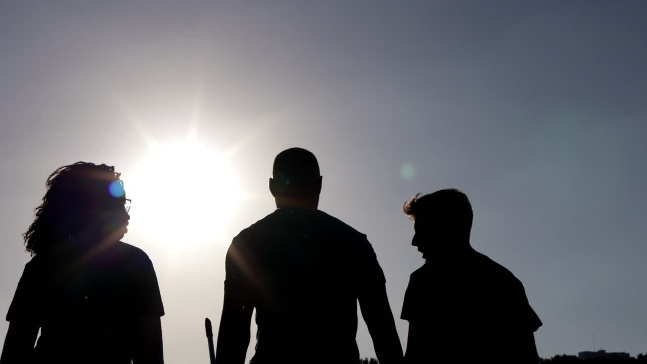 공원 에서 자원 봉사자 들 의 실루