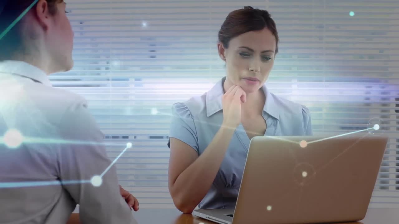 animación del procesamiento de datos sobre mujeres de negocios caucásicas que usan computadoras portátiles.