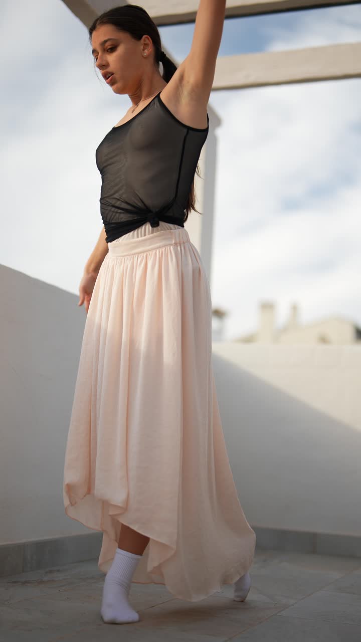 야외에서 포즈를 취하는 발레 댄서