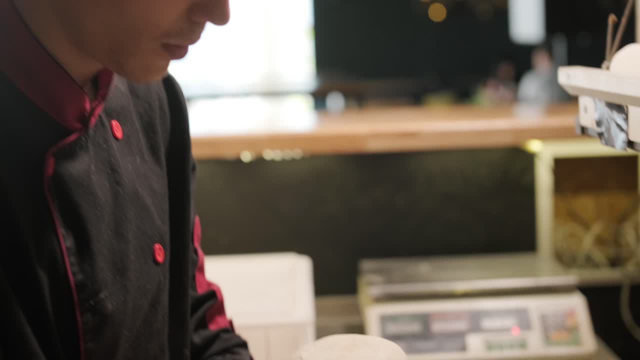 피자 반죽 을 준비 하는 요리사