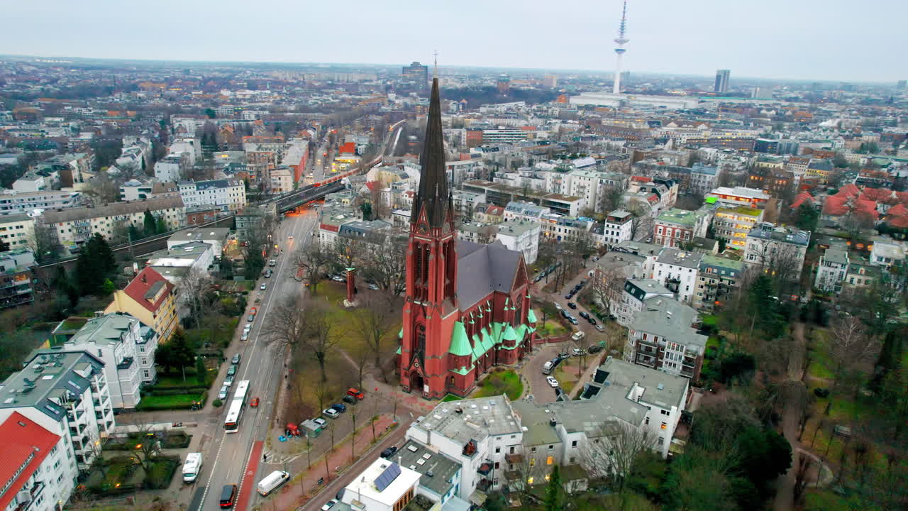 Pemandangan udara dari drone di Hamburg, Jerman. Distrik perumahan dengan bangunan dan gereja klasik, jalan dengan mobil, Menara Heinrich Hertz di kejauhan, cuaca berawan