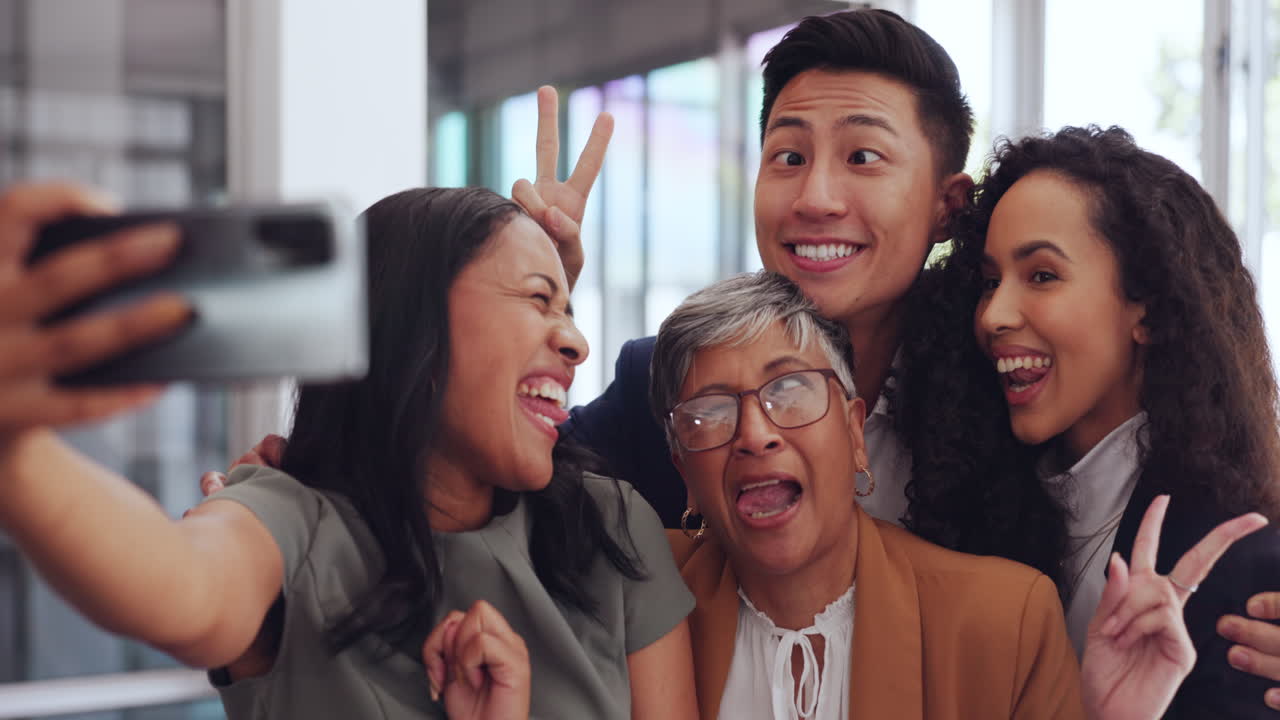 전화 셀카, 평화 표지판 및 비즈니스 그룹