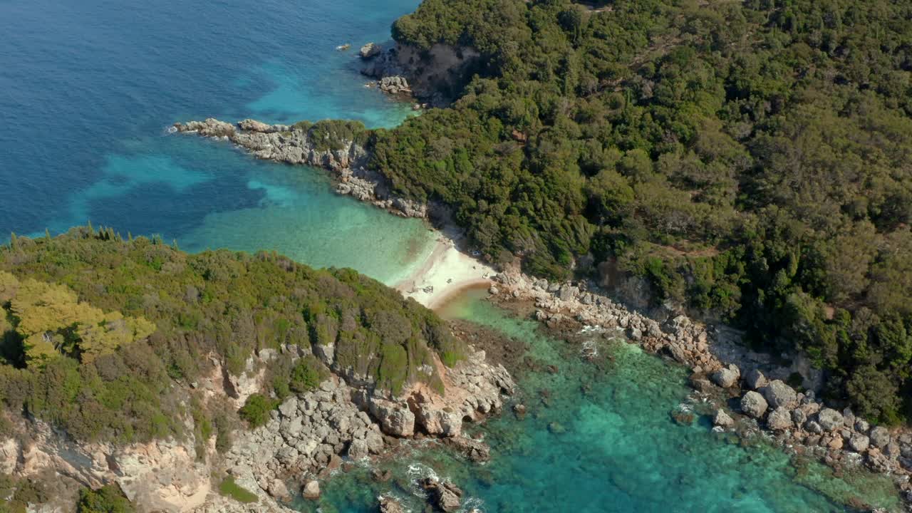 Spiaggia panoramica di Limni sulla costa ionica dell'isola di Corfù, Grecia, vista aerea