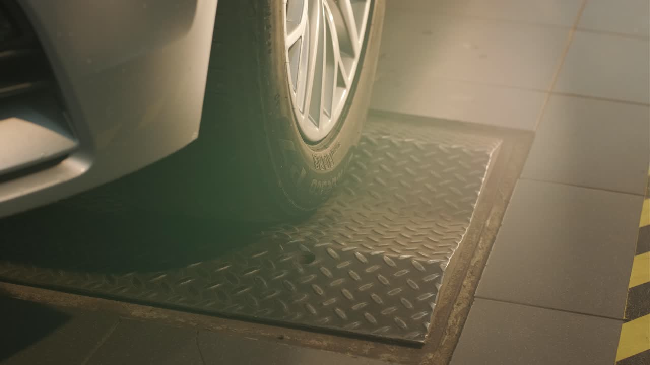 자동차 서비스에서 자동차 서스펜션 테스트, 자동차 서비스에서 차량의 하부 차량 검사, 서비스 중 자동차의 수리 및 유지 관리.