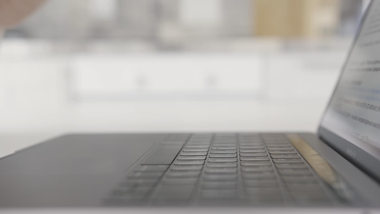 노트북에 입력하는 사람