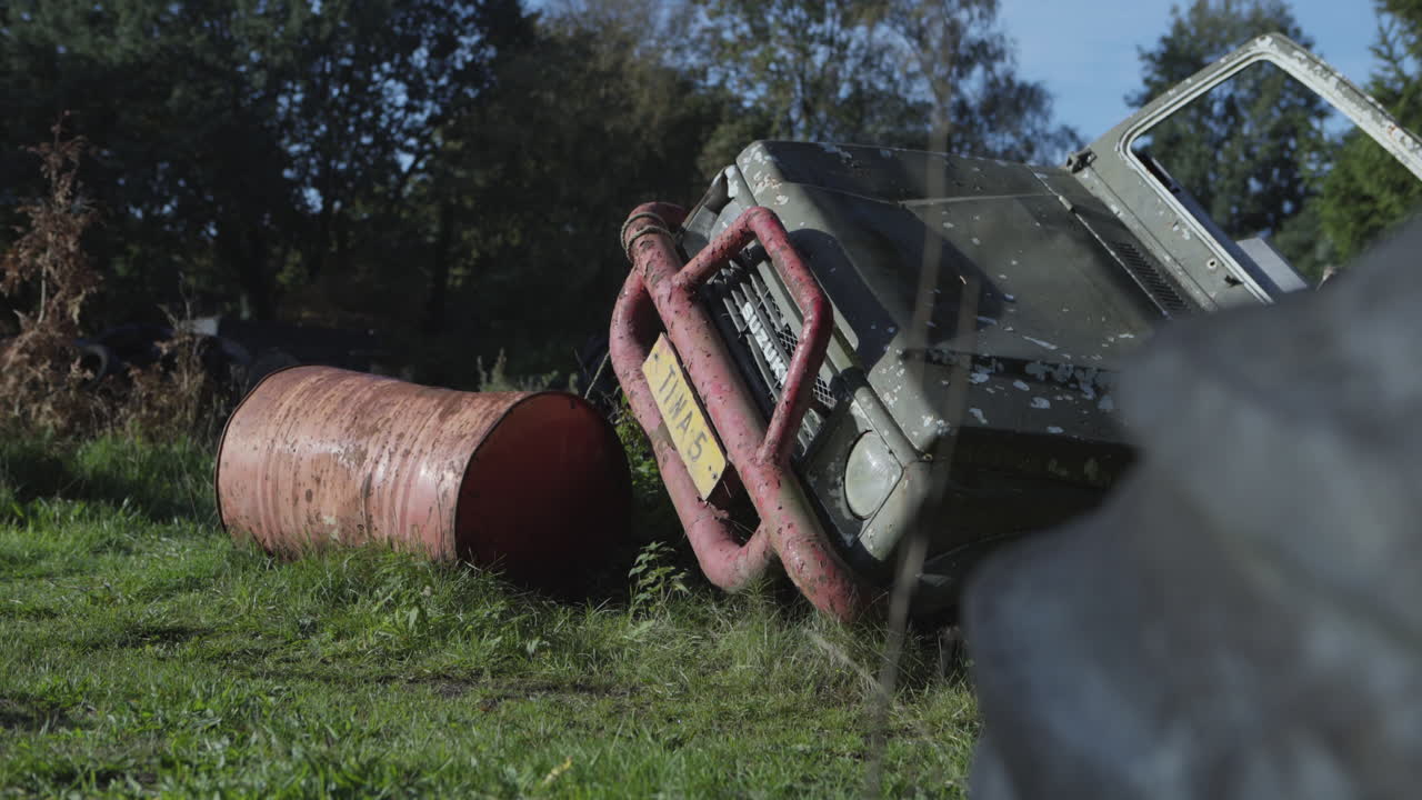 coche oxidado abandonado de lado, dejado en el campo