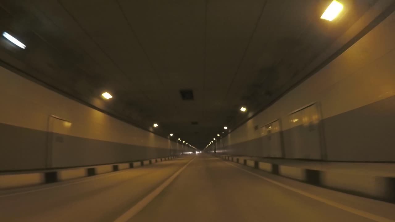 야간 터널을 통과하는 것