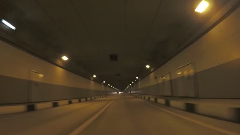 conduciendo a través de un túnel nocturno