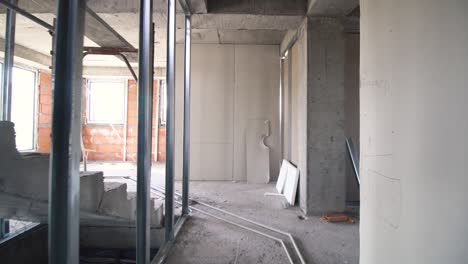 interior del sitio de construcción. edificio residencial inacabado