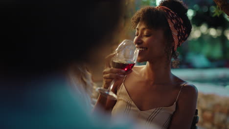 Hermosa-Mujer-Afroamericana-Disfrutando-De-Una-Cena-Coqueteando-Con-Una-Pareja-De-Hombres-Bebiendo-Vino-Haciendo-Tostadas-Celebrando-Una-Velada-Romántica-Juntos-4k