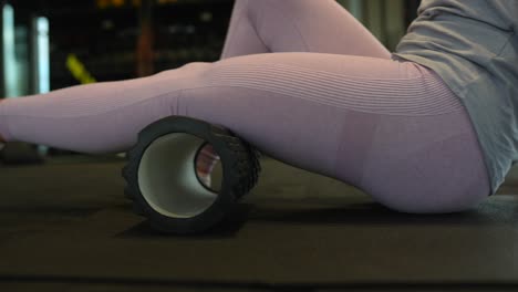 mujer de espuma rodando sus piernas
