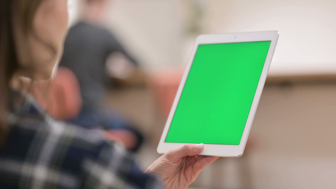 mujer usando tableta con pantalla de tecla de croma verde