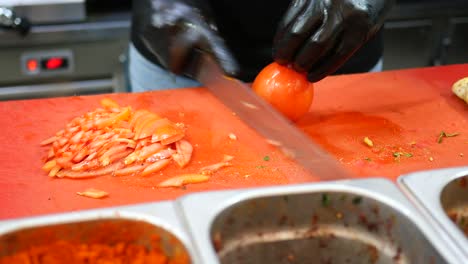 el chef cortando tomates