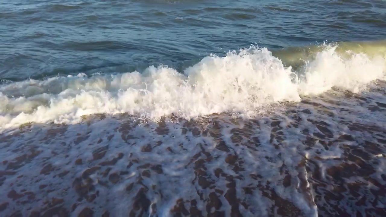 Onda do mar nos raios do pôr do sol. Filmagem no verão.