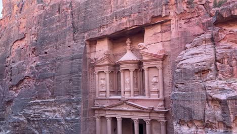 Vista-De-Petra-Jordan-Al-Khazneh---El-Tesoro,-La-Antigua-Ciudad-De-Petra,-Templo-Nabateo-Excavado-En-La-Roca-Del-Período-Helenístico-De-La-Antigua-Petra,-Originalmente-Conocido-Por-Los-Nabateos-Como-Raqmu---Ciudad-Histórica