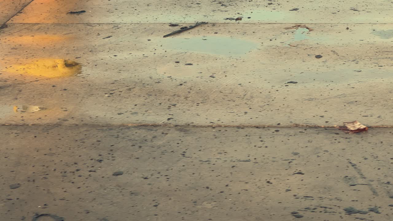 아스팔트 위에 반사되는 물은 스페인 해안의 어촌 마을의 분위기를 포착하여 독특한 분위기를 불러일으킨다.