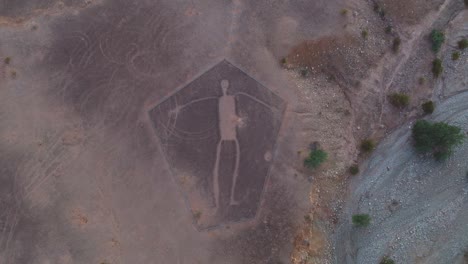 un avión no tripulado volando sobre un geoglífico grabado en blythe, arizona