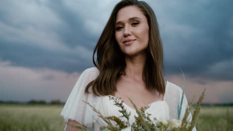 Bride-posing-in-a-field