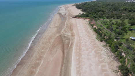toma aérea de drones en movimiento de la playa de casuarina en darwin, territorio del norte