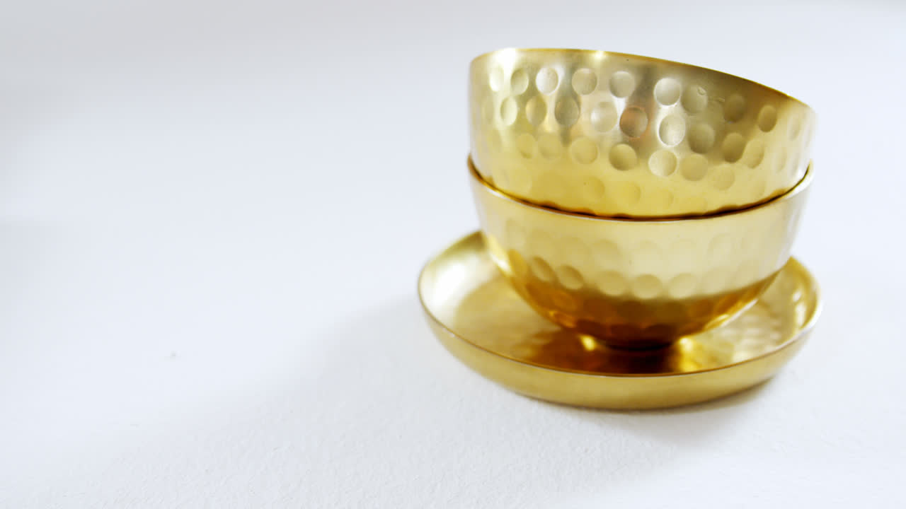 바탕에 황금 강철 그과 접시 4k