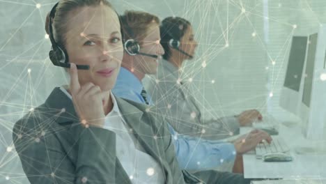 animazione della rete di connessioni su persone d'affari che utilizzano cuffie telefoniche