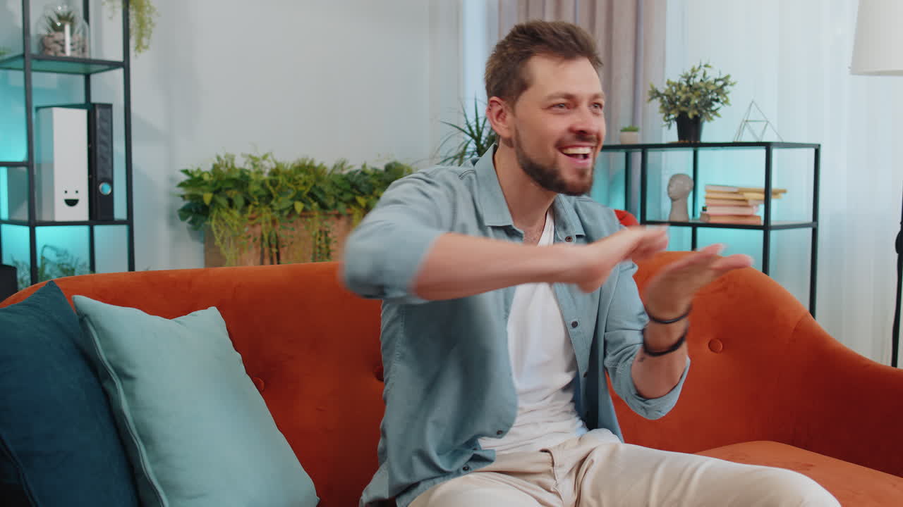 hombre rico feliz mostrando desperdicio o tirando dinero alrededor gesto de la mano, ganancia ganar lotería, compartir