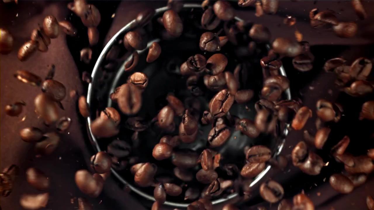 Kværning af kaffebønner i en kaffekværn i slowmotion