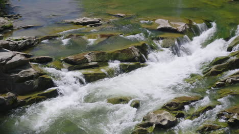 A-Beautiful-Montaña-Río-The-Water-Is-Boiling-On-The-Rocks-The-Top-View-4K-Slow-Motion-Video