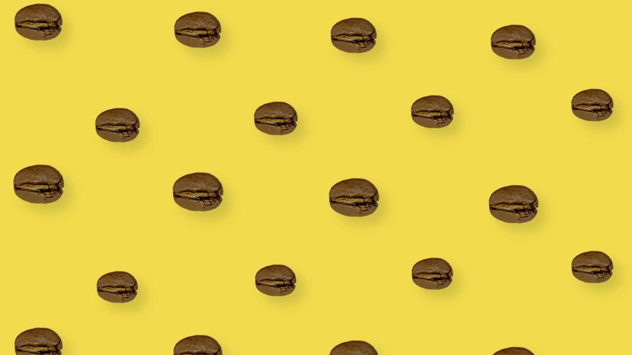 patrón colorido de granos de café en fondo amarillo con sombras. patrón sin costuras con grano de café. vista superior. animación realista. movimiento de video 4k